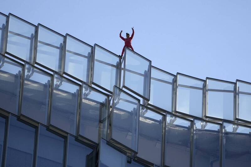 罗伯特完成攀爬38层的高楼，举起双手庆祝。（美联社）(photo:LTN)