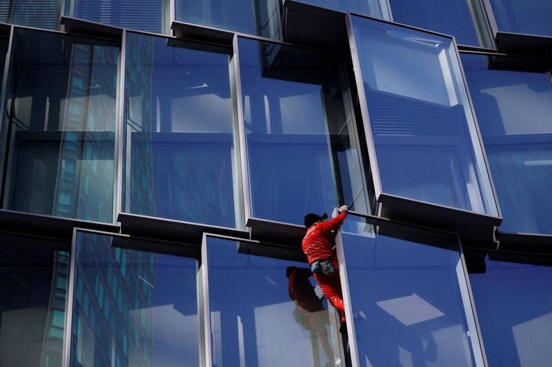 法国「蜘蛛人」罗伯特（Alain Robert）徒手攀爬巴黎市中心38层楼高摩天大楼，抗议年金改革。（路透）(photo:LTN)