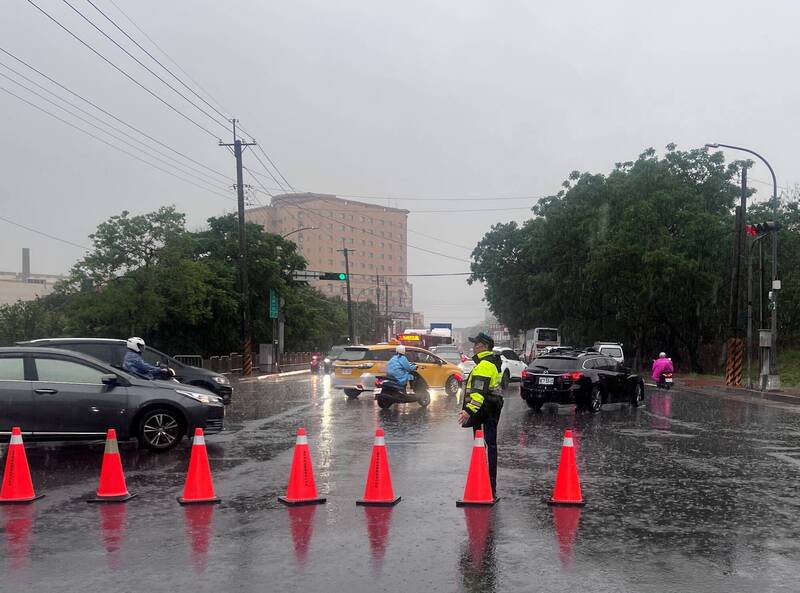 台中市西屯區東大路與福科路口，警方實施交通管制。（警方提供）