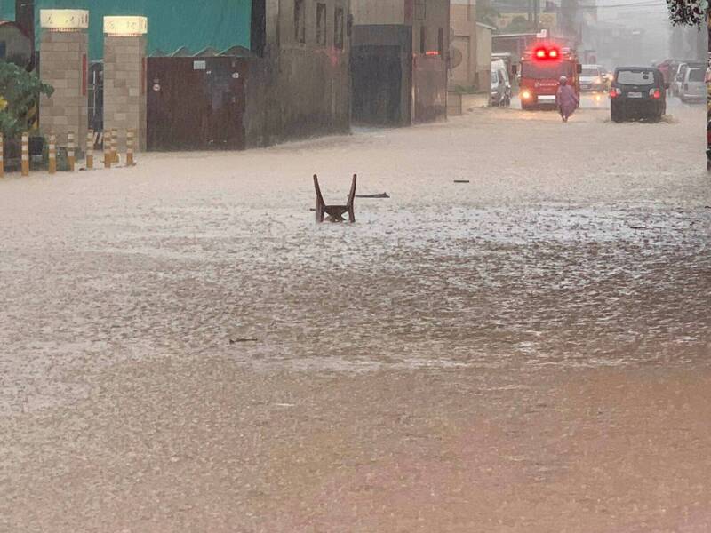 今天上午豪雨炸裂，花壇鄉彰員路瞬間成水鄉澤國，水面上還有從民宅漂出的家具。（翁啟祐提供）