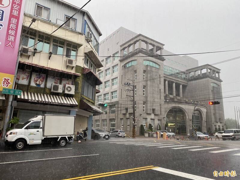 大甲20日上午降下大雨，所幸未傳出嚴重淹水災情。（記者張軒哲攝）