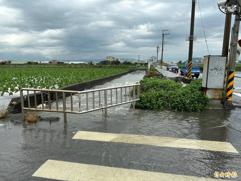 台中市大安區鄉間多處灌排共用的溝渠宣洩不及。（記者張軒哲攝）