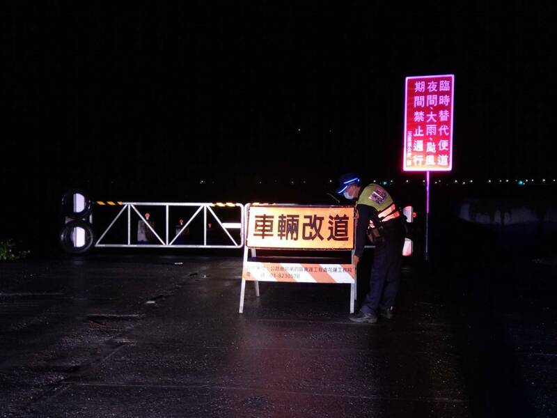 花蓮高寮大橋、崙天大橋預警性封閉，警方到場設置改道提醒，拉封鎖線。（玉里警察分局提供）