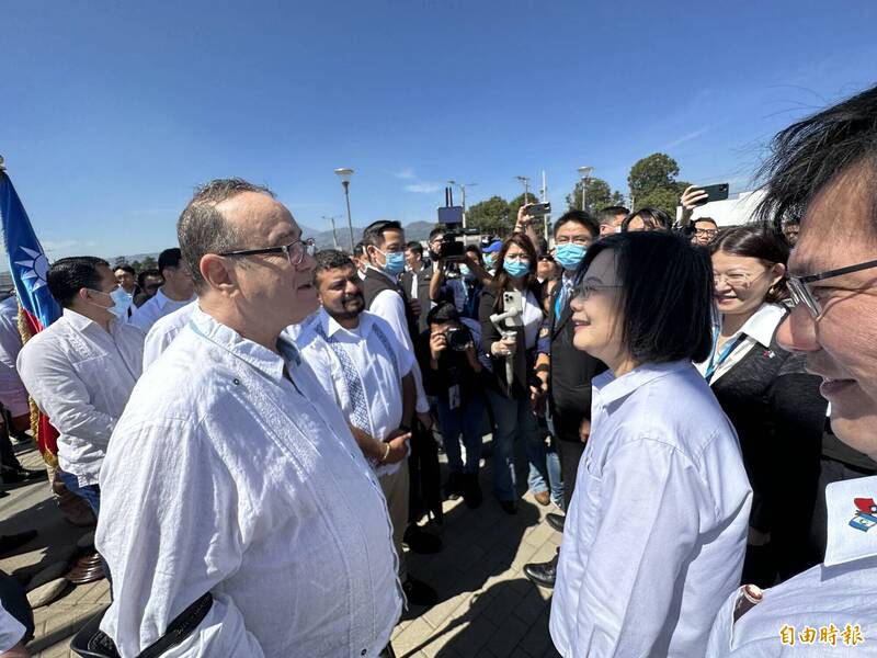 蔡總統日前訪問瓜地馬拉，受到瓜國政府、總統賈麥岱（圖右）及人民的熱情接待。（記者陳昀攝）