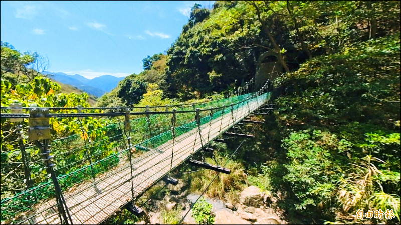 獨立山步道一號吊橋封閉整修至明年五月，民眾請走臨時便道。
（記者蔡宗勳攝）