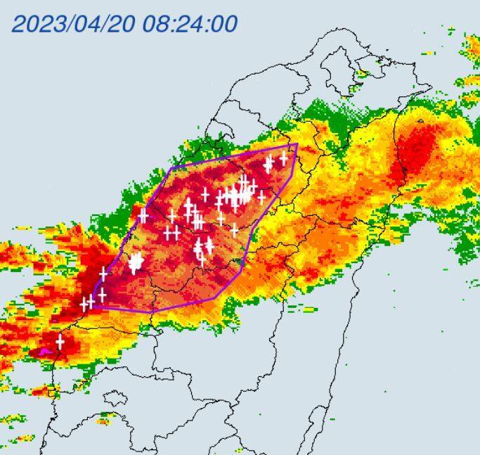 受鋒面通過影響，氣象局今上午8時33分持續發布大雷雨訊息，且範圍從原本的苗中彰擴大到桃園至南投等6縣市。（圖擷自氣象局）