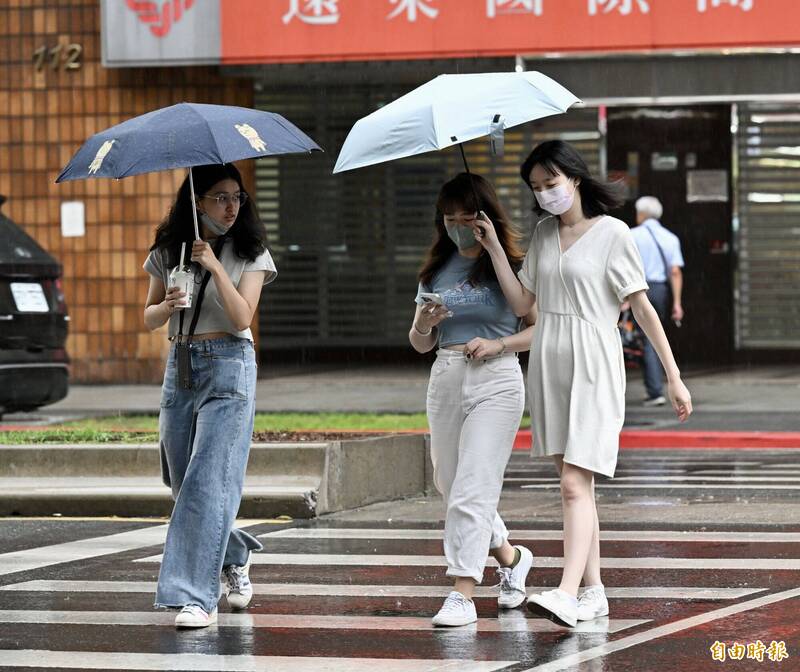 今鋒面通過，天氣相當不穩定，容易出現瞬間大雨、雷擊、強陣風等劇烈天氣現象。（資料照）