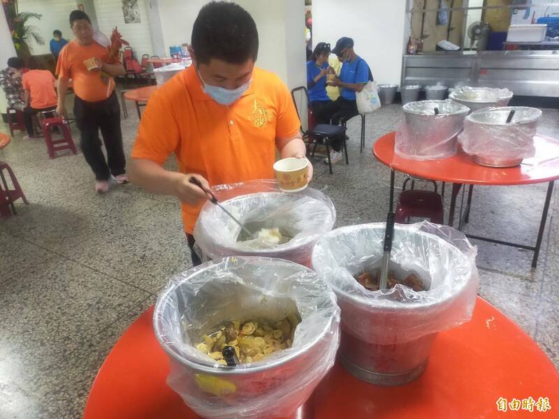 大甲媽祖今夜起駕，沿途點心站食材數量有增加。（記者張軒哲攝）