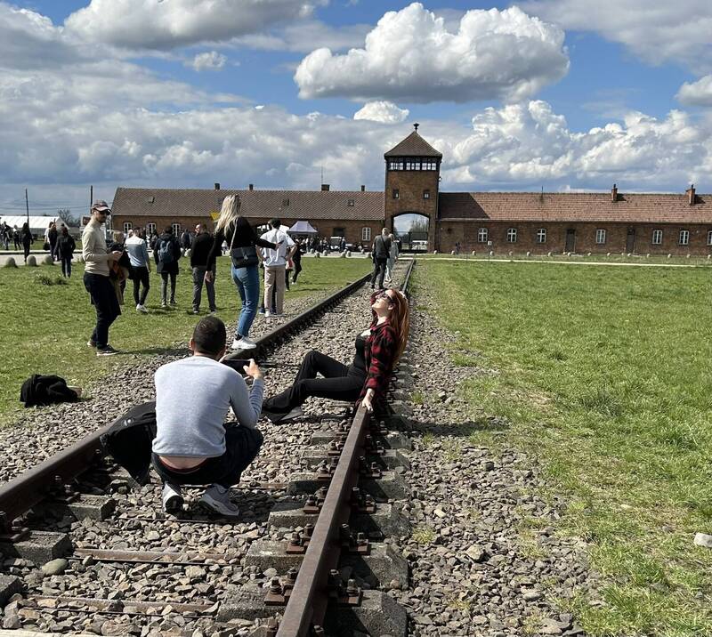 一名女游客在奥斯威辛集中营遗址铁轨上，做出摆拍打卡网美照的白目行径，遭到大批网友抨击。（图撷取自@MariaRMGBNews推特）(photo:LTN)