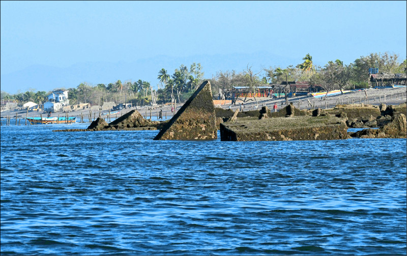 图为宏都拉斯太平洋岸的丰塞卡湾沿海建筑因海平面上升而毁损。（法新社档案照）(photo:LTN)