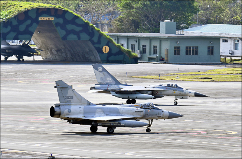 根據國防部近期公布最新採購決標公告顯示,空軍委請駐美軍事代表團與美國在台協會(AIT)簽署兩項航材零附件採購合約,合約金額共計新台幣一二八億四千萬元。(資料照) 根據國防部近期公布最新採購決標公告顯示,空軍委請駐美軍事代表團與美國在台協會(AIT)簽署兩項航材零附件採購合約,合約金額共計新台幣一二八億四千萬元。(資料照)