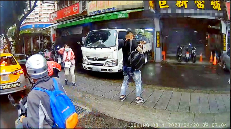 掃射新北當舖槍手裁定收容／少年槍手阿嬤罵 叫孫開槍太夭壽