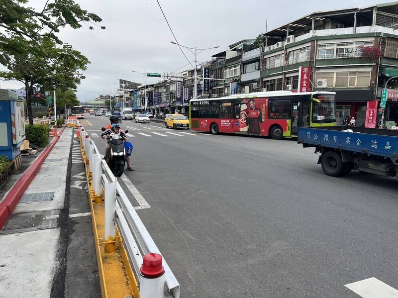 台北市議員陳炳甫接獲民眾投訴，上週在民族東路、吉林路口，發生白色特斯拉撞上機車待轉區2輛機車，待轉區遭工程護欄佔據。（陳炳甫辦公室提供）