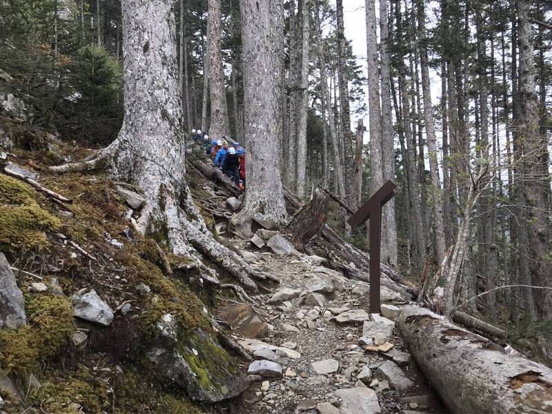 救難人員透過人力搬運方式，將遺體搬運下山。（雪霸國家公園管理處提供）