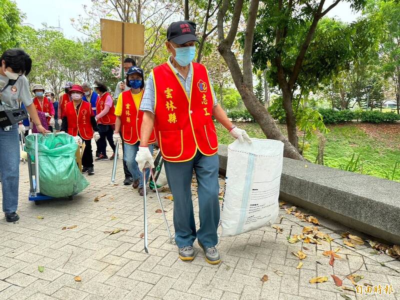 環保局舉辦雲林溪淨溪活動，打掃周邊環境。（記者鄭旭凱攝）