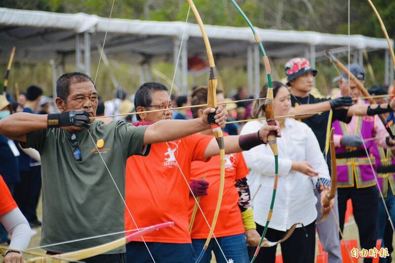 參賽選手聚精會神，個個宛如神射手。（記者陳賢義攝）