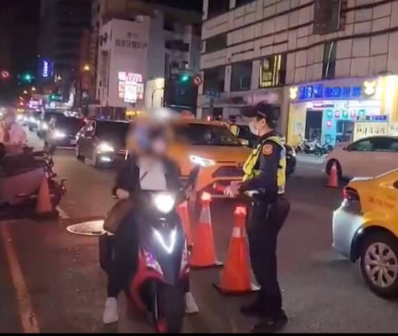 警方路檢抓酒駕。圖與新聞事件無關。（資料照）