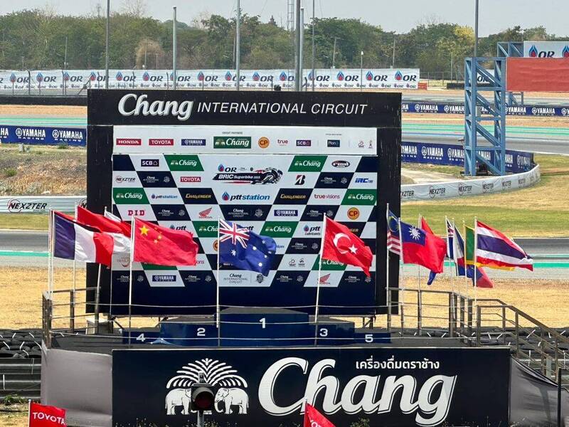 賽車教父爭取成功！ 我國旗與五星旗泰國賽事同場飄揚