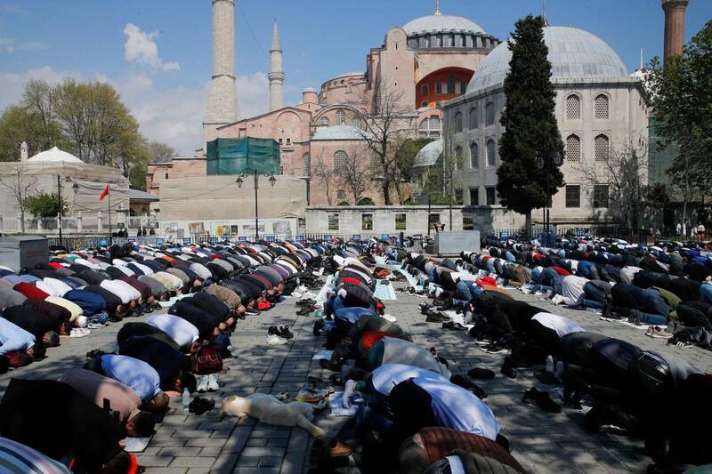 土耳其伊斯坦堡圣索菲亚清真寺外，穆斯林齐聚礼拜庆祝开斋节。（路透）(photo:LTN)
