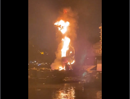 加州迪士尼乐园一处园区传出一条高达45英尺的巨龙在23日晚间一场表演中意外着火，工作人员立即护送在场人员逃离现场，目前并未传出伤亡消息。（图撷取自推特@LearnThisBiz）(photo:LTN)