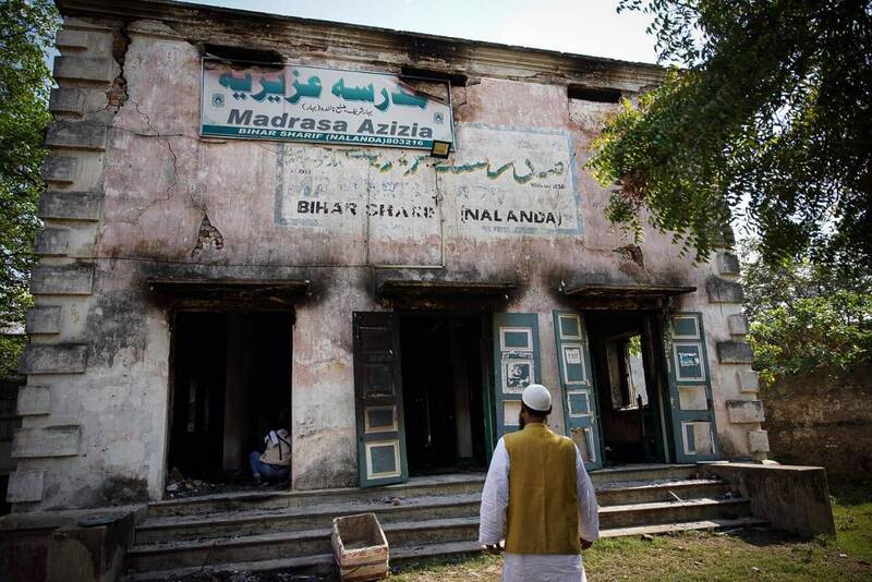 印度一间有113年历史的伊斯兰教图书馆「阿齐齐亚」（Madrassa Azizia）日前遭激进印度教徒纵火，其中保存的文物与手写书籍皆被烧毁。（图撷取自印媒The National Bulletin）(photo:LTN)
