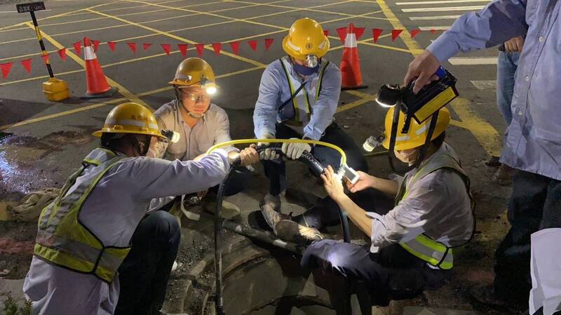 高雄明誠商圈停電，台電人員徹夜搶修。（台電提供）