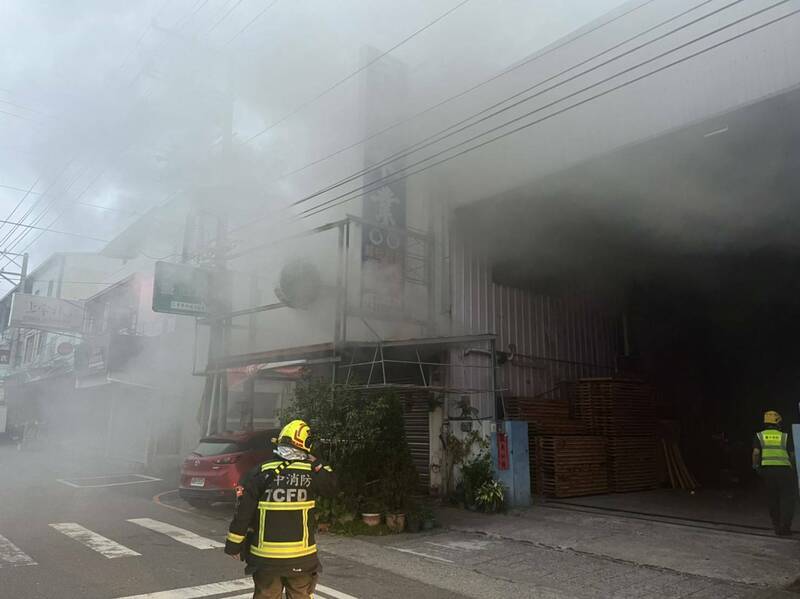 后里傳出民宅火警，祖孫及時被救出。（民眾提供）