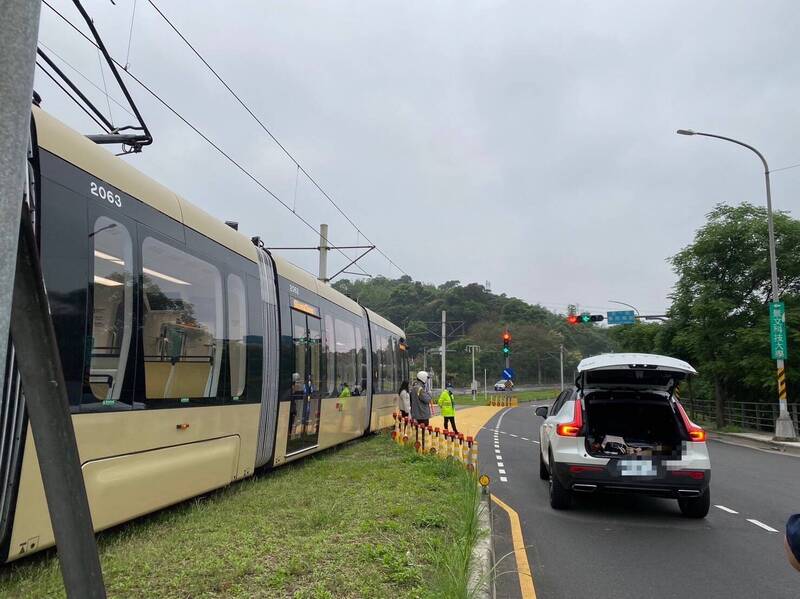 今年2月2日交通部才核發營運許可，2月10日通車試營運的安坑輕軌，今日下午發生首起交通事故。（記者鄭景議翻攝）