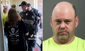 美国阿肯色州45岁男子薛兰德（Jeremy Sherland）因为帮未成年儿子穿耳洞，涉嫌触犯当地法律，4月20日在家时被突然闯入的4名警察包围，即使儿子急着在旁边大喊「是我自己想要穿耳洞」，他仍被上铐逮捕。（取自网路）(photo:LTN)
