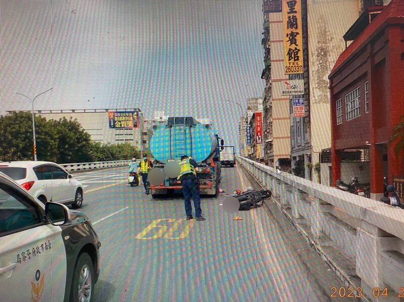 台南一分局警方到死亡車禍現場測繪調查。(圖:民眾提供) 台南一分局警方到死亡車禍現場測繪調查。(圖:民眾提供)