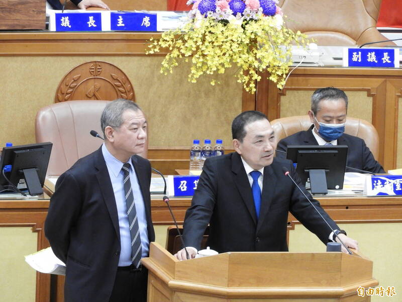 民進黨議員質疑新北市治安敗壞，新北市長侯友宜（右）表示，全力掃蕩黑幫，一個都不放過。左為警察局長廖訓誠。（記者賴筱桐攝）