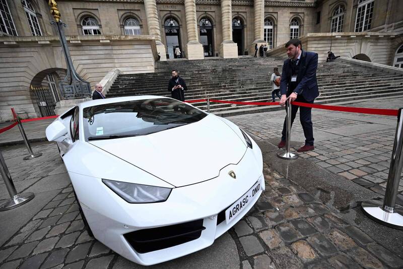 法國一間法院週二公開拍賣一輛收繳的Lamborghini Huracan超跑，最後被民眾以新台幣468萬的價格拍下。（法新社）