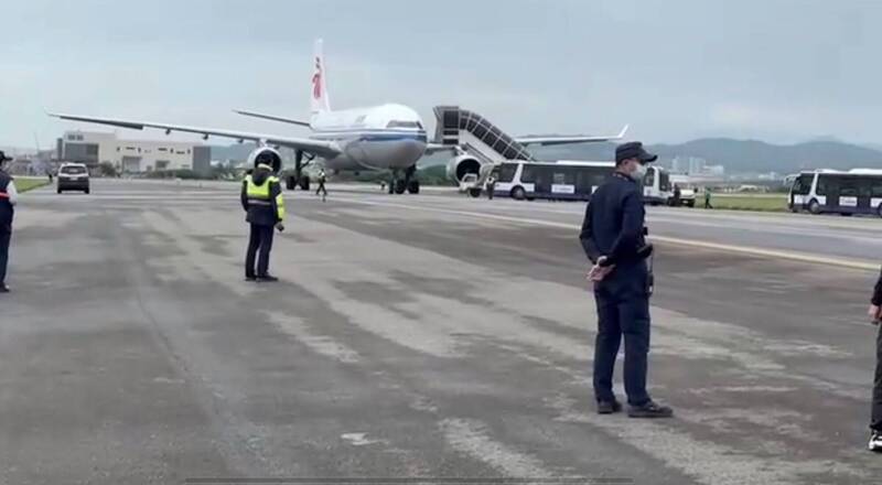 桃機公司接獲恐嚇信，指在中國國際航空CA185班機放置炸彈，經航警局清查未發現異狀。（民眾提供）