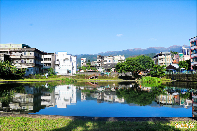 宜蘭縣頭城鎮盧纘祥故宅前池塘，是否復建涼亭與橋梁設施，在地方掀起討論。（記者蔡昀容攝）