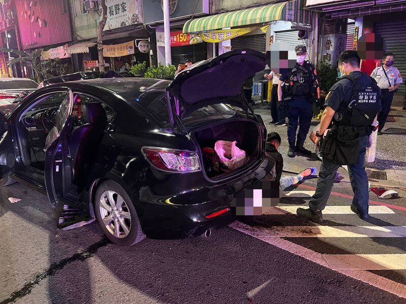 田姓男子深夜駕車買宵夜，見警心虛加速逃逸，追撞路邊3車。（民眾提供）