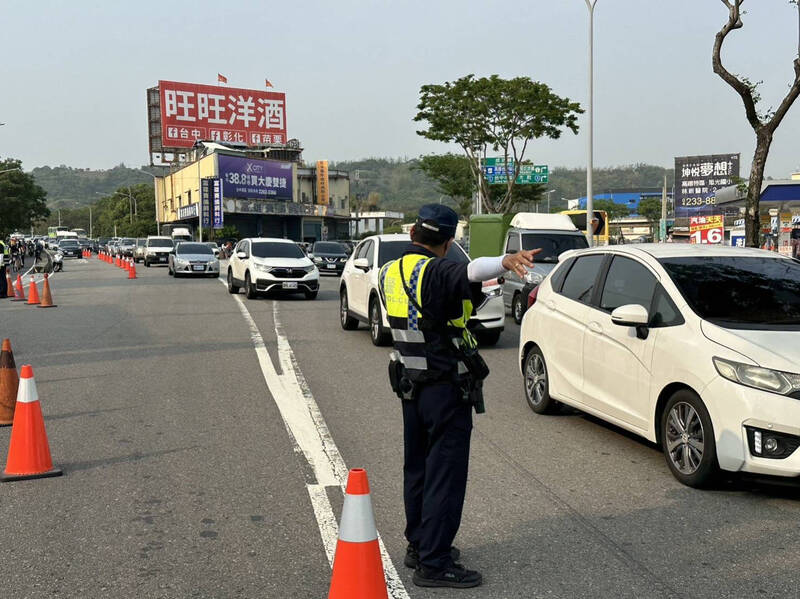 大甲媽祖遶境回鑾，警方於重要路口實施交通管制。（圖由警方提供）