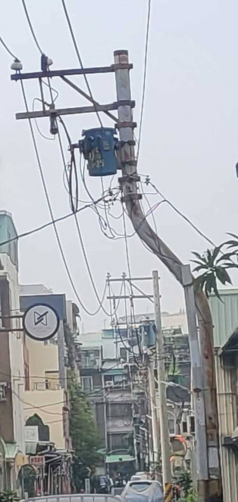 民眾在高雄市三民區大豐一路一處巷內發現會彎腰的電線桿，台電回應S型設計是為保持與住戶安全距離。（圖取自臉書「路上觀察學院」）