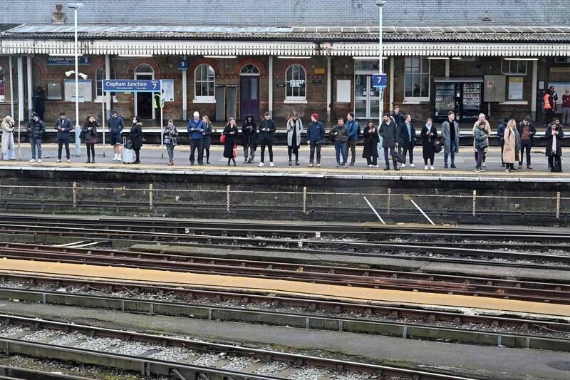 英國火車司機員5、6月將再罷工3天，其中1天強碰英格蘭足總盃決賽。圖為今年3月16日通勤族在火車司機罷工時於南倫敦的1座火車站候車，月台前的鐵軌上空無一車。
（法新社）
