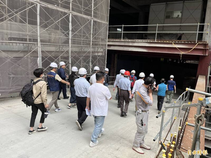 新竹縣竹北市莊敬六街坍塌，疑因鄰近的「豐采520」建案導致，工務處陪同新竹地檢署檢察官、土木技師及大地技師會勘現場，進入地下室調查。 （記者廖雪茹攝）