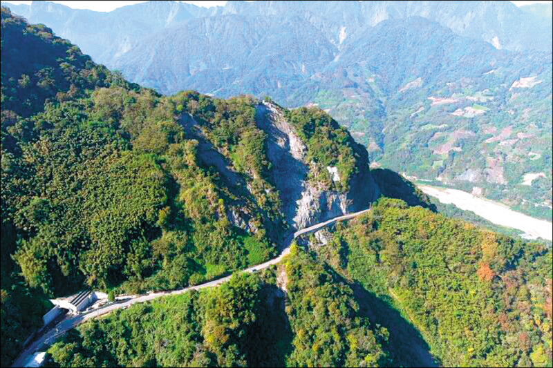 新中橫公路神木村至塔塔加路段，5月起開放甲類大客車每日上午7時至下午5時30分雙向通行。（圖：公路總局提供）