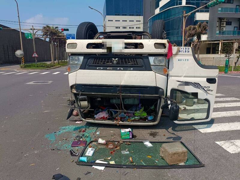 曾姓男子駕駛的大貨車被撞得翻覆。（圖由警方提供）