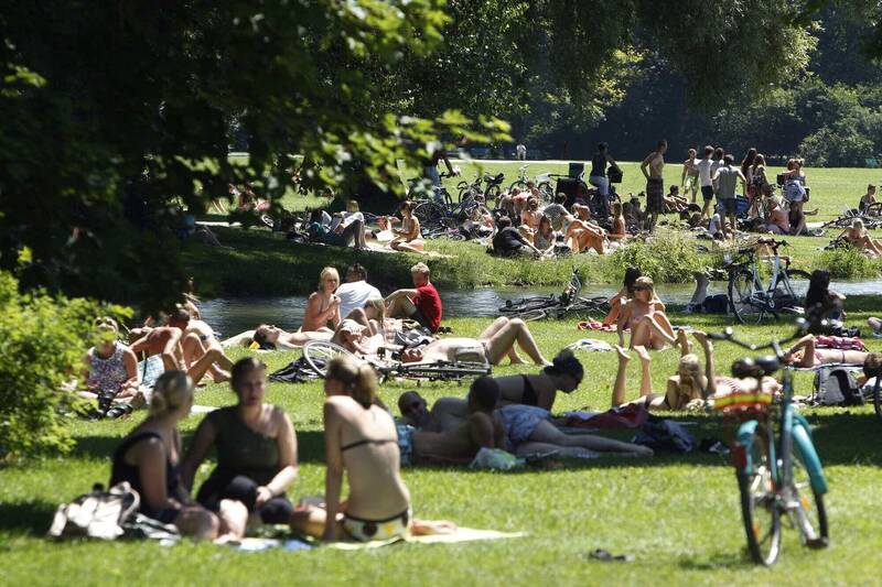德国慕尼黑英国公园享受日光的民众。（路透档案照）(photo:LTN)