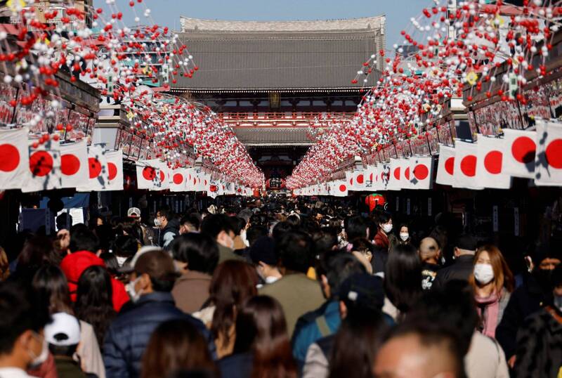 日本政府宣布自4月29日開始解除與疫情有關的入境管制，週六（29日）凌晨0點開始入境日本不需出示3劑疫苗接種證明或陰性篩檢證明。（路透）