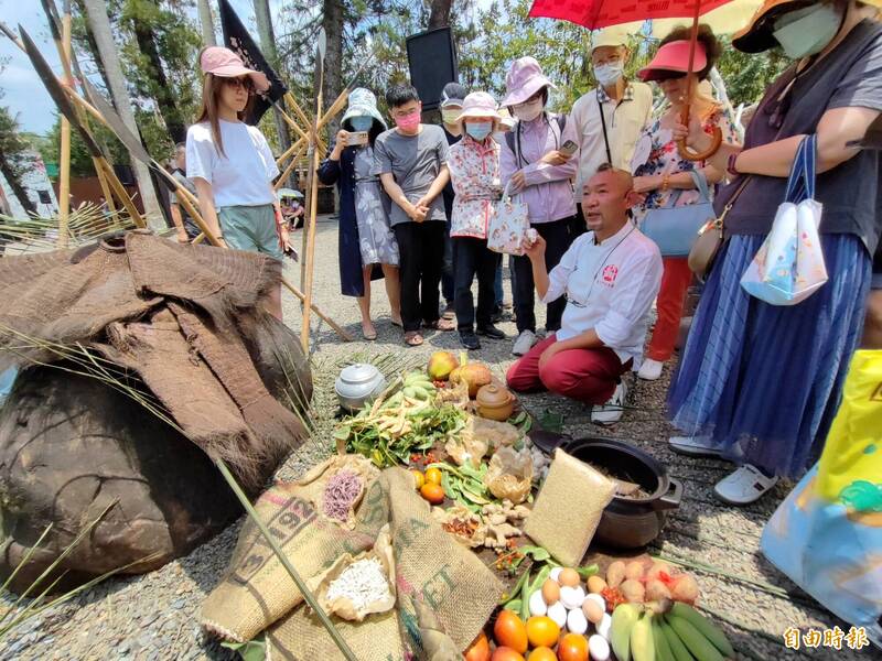 「玉井淺山市」現場以噍吧哖事件相關食材上演「淺山料理秀」。（記者吳俊鋒攝）