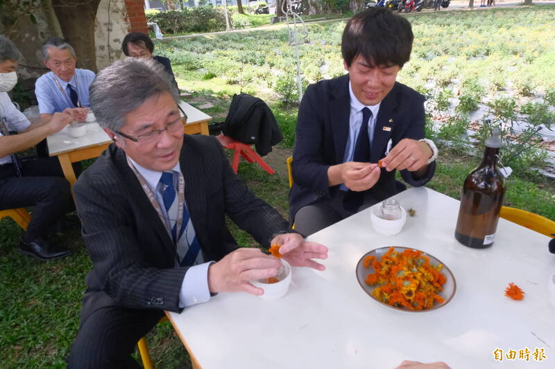 日本宮崎縣參訪團體驗金盞花手作精油。（記者黃美珠攝）