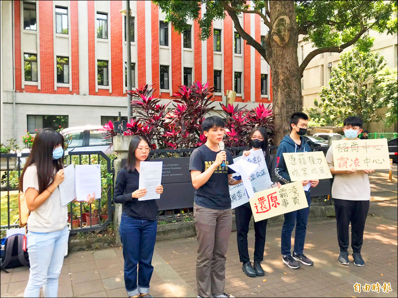 研究生吳俊霖昨北上指控，遭東華大學師長集體霸凌，要求教育部組獨立小組調查。（記者楊綿傑攝）