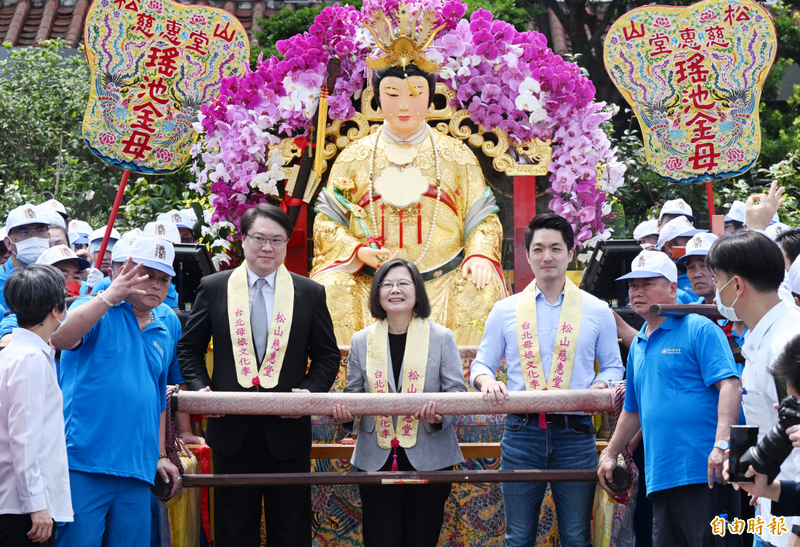 總統蔡英文（中）、內政部長林右昌（中左）、台北市長蔣萬安（中右）今出席松山慈惠堂保民遶境嘉年華起駕儀式，蔡總統擔任主祭禮官率眾人行三獻禮，三人並在廟埕廣場扶鸞起駕。（記者廖振輝攝）