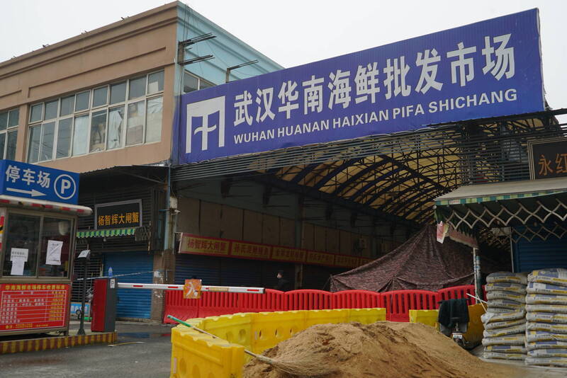 中国湖北省武汉华南海鲜批发市场是最早传出武汉肺炎疫情的地点之一。（美联社，资料照）(photo:LTN)