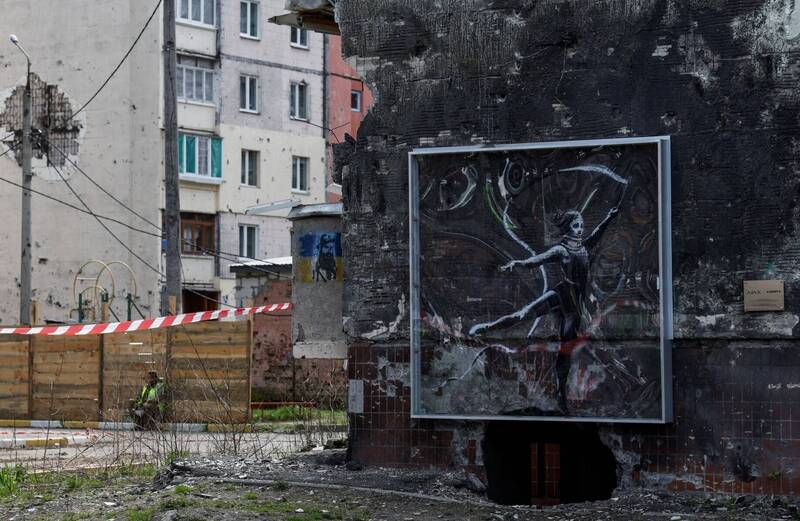 位在基辅近郊的伊尔平市保存了匿名艺术家班克西的画作，并着手进行城市修复。图为班克西画作。（路透）(photo:LTN)
