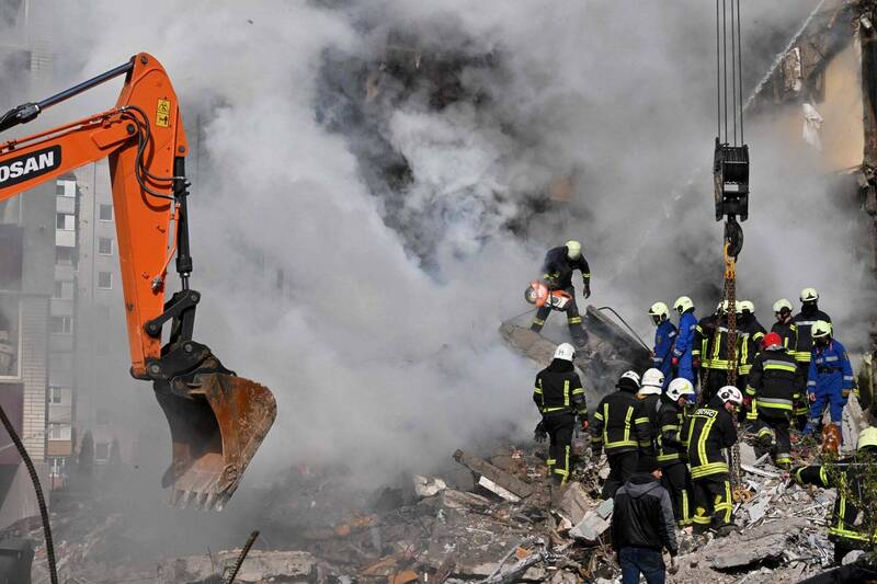 烏克蘭烏曼公寓和第聶伯羅建物遭俄軍空襲，已知造成23人死亡，其中包括5名兒童。（法新社）